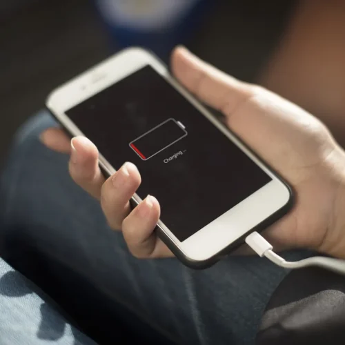 Especialistas revelam por que a bateria do celular descarrega tão rápido